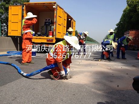 公路壓漿施工隊(duì)：冬天道路結(jié)冰，為啥會(huì)用到它？